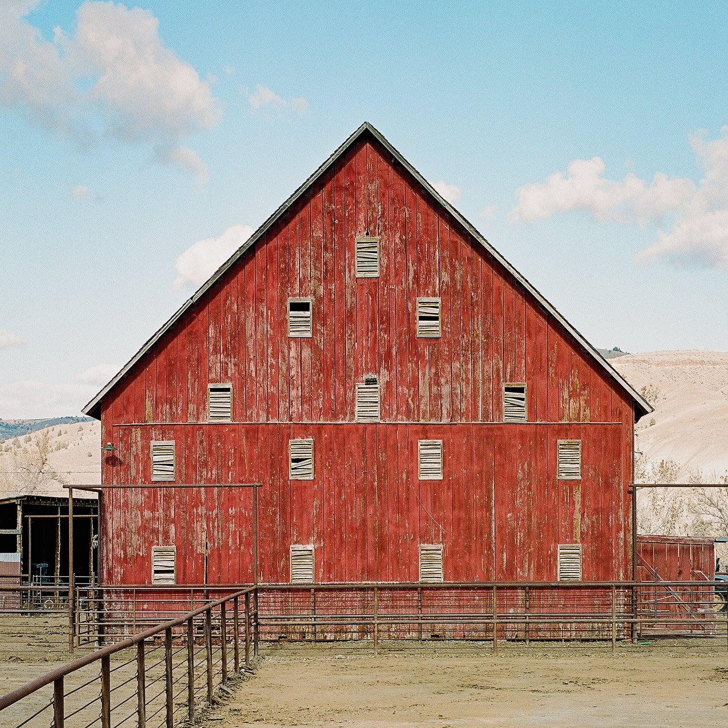 A red barn with 14 windows - Walloy