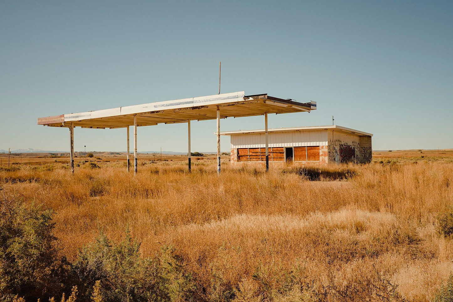Abandoned gas station, I-80, Wyoming - Walloy
